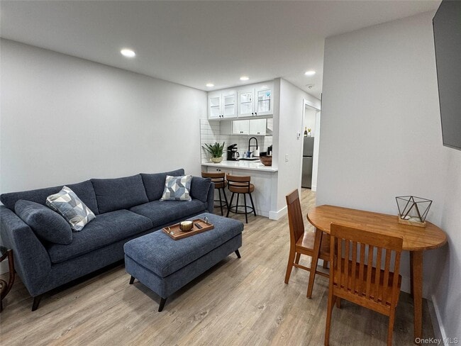 Building Photo - 49 Canoe Place Rd