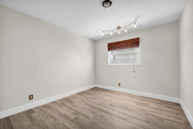 Building Photo - 921 SE 15th Ct