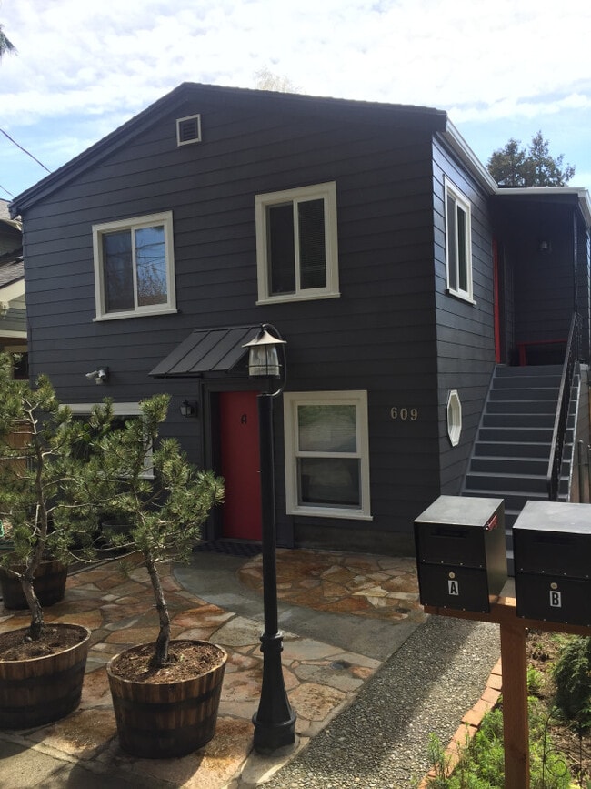 Building Photo - 609 N 48th St