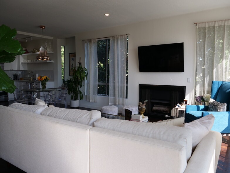 open plan living room - 8960 Cynthia St