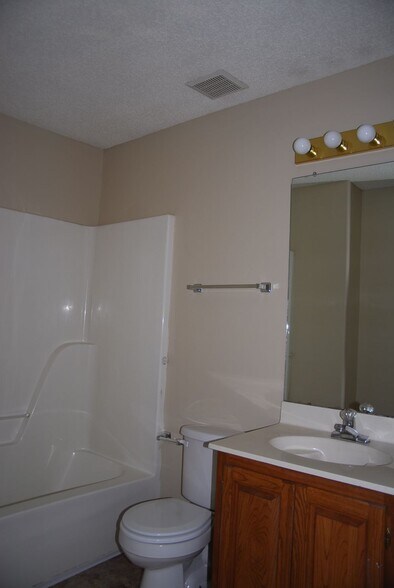 Building Photo - 14486 Williamsburg Dr