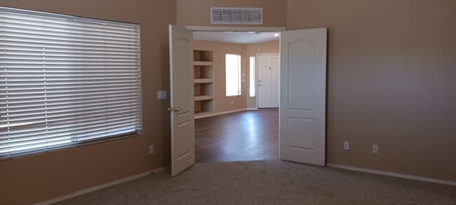 Building Photo - Warm, Inviting 3 Bed / 2 Bath Home in Surp...