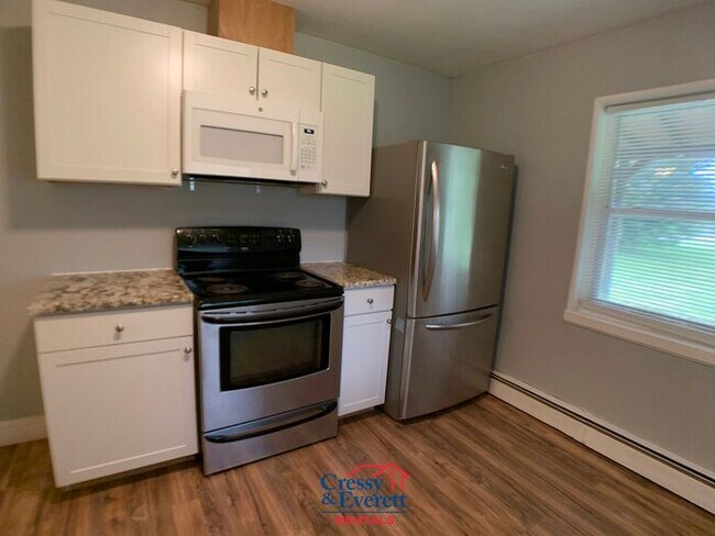 Building Photo - Cute 2 Bedroom Lower Unit