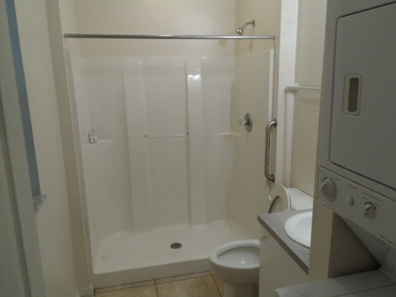 Building Photo - Coming Soon, 4/27 - Freshly Painted 2/2/1 Duplex