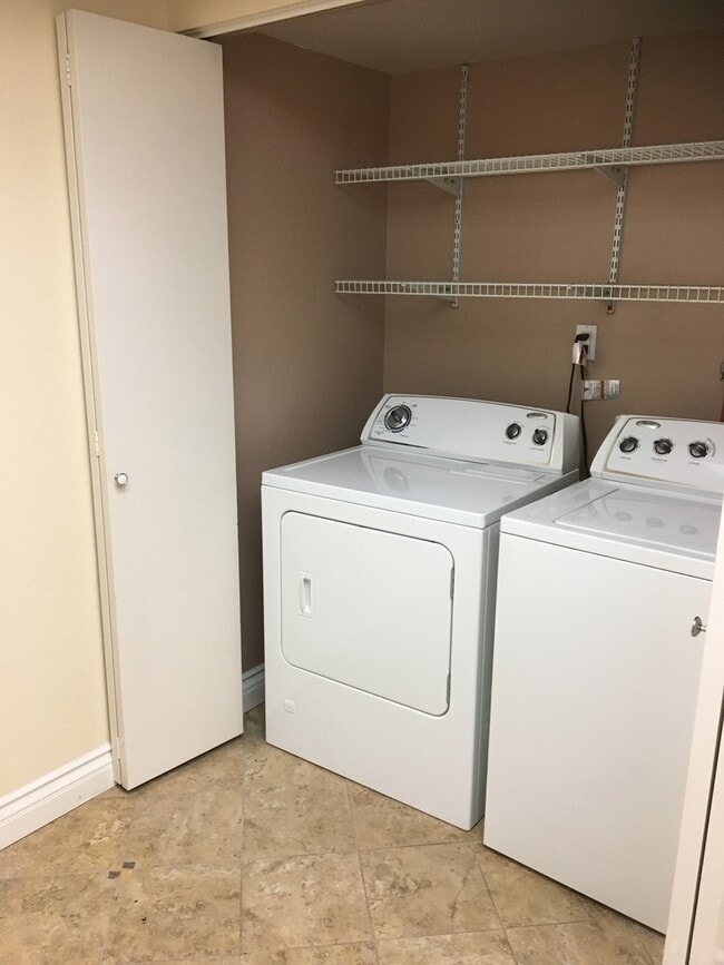 Building Photo - 2 Bed, 2 1/2 Bath Townhome with 1 car garage!