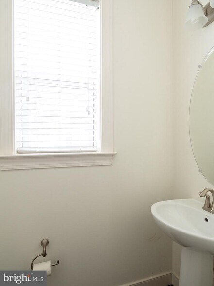 Building Photo - 727 Crown Park Ave