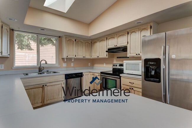 Building Photo - 3 Bedroom 2 Bath + Bonus Room Home with Stunning Water Views in Admirals Cove