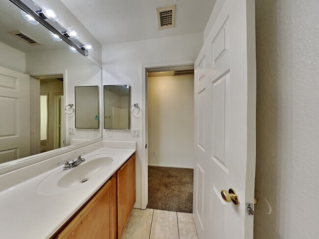 Building Photo - 2608 W Bloch Rd