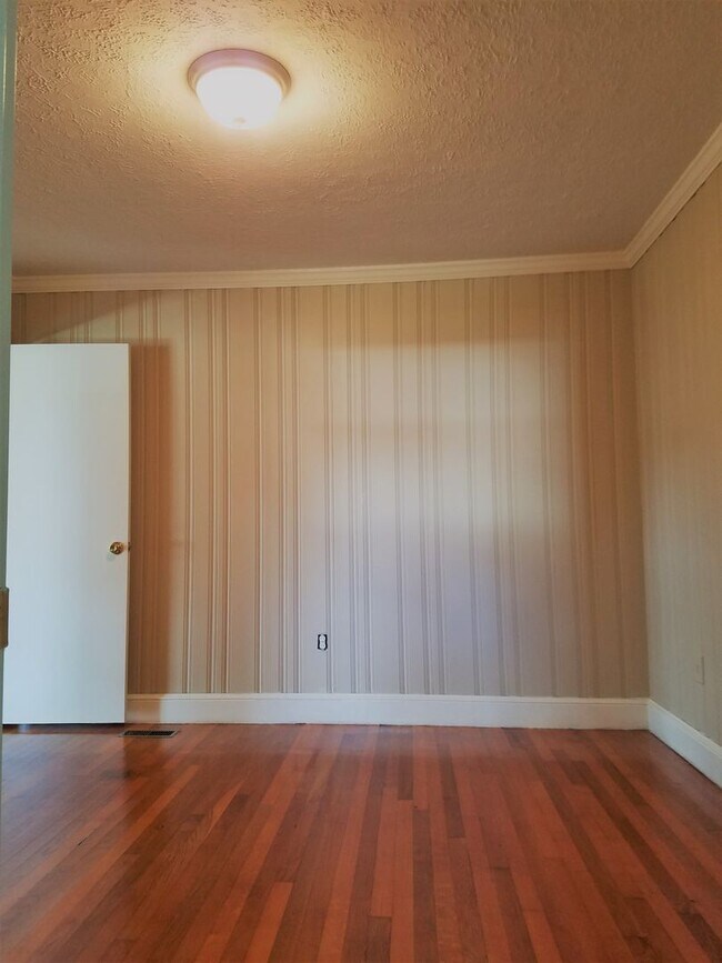 Building Photo - Brick ranch in Colonial Heights for rent.
