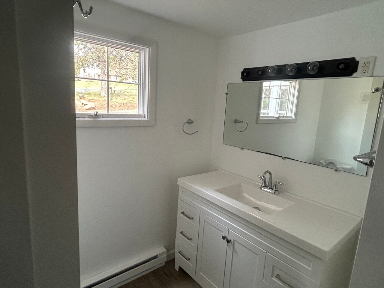 Bathroom w/tub - 1520 Harvey Ln