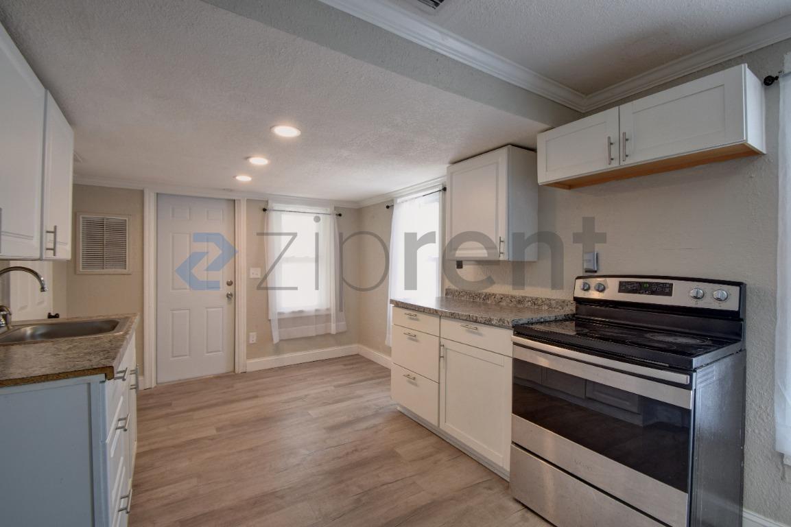 Building Photo - Unit B