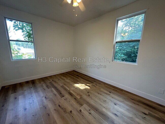 Building Photo - 821 Alby St