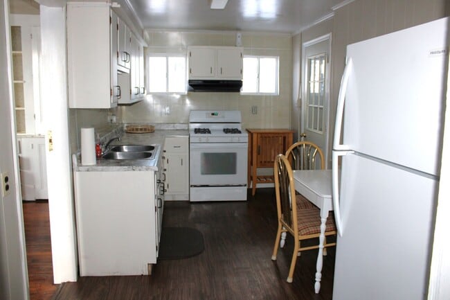 Building Photo - 975 Church St