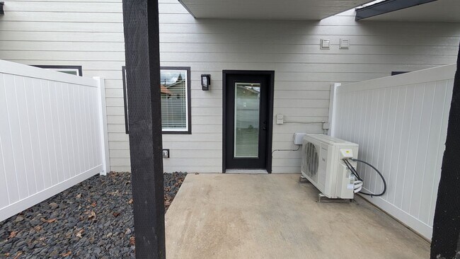 Building Photo - Newer 2 Bedroom 2 1/2 bathroom Hayden Townhome!