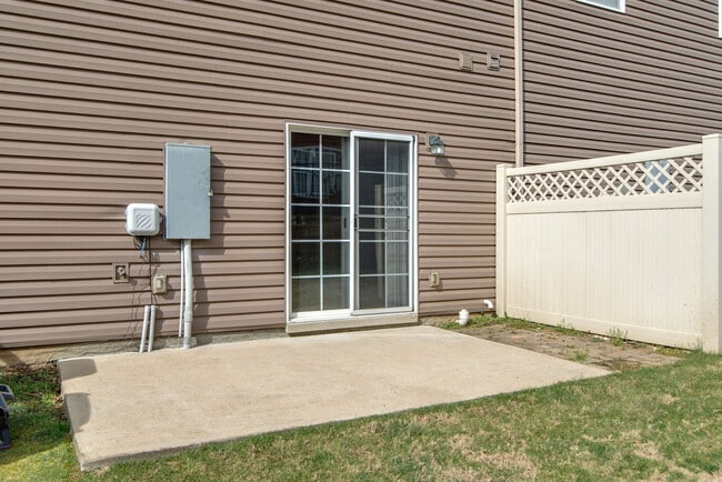 Building Photo - 3 BR/2.5 BA Villas at Concord Place Townho...