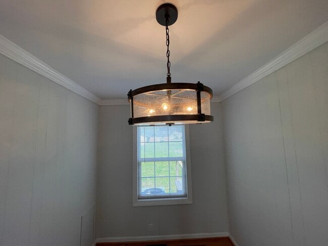 Building Photo - 2 Bedroom House with Large Bonus Room