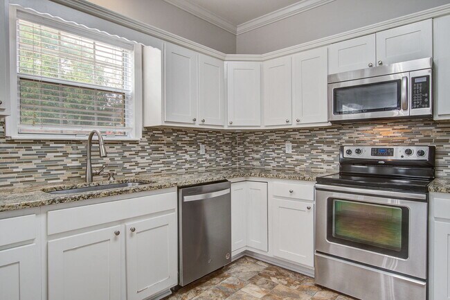 Building Photo - 207 N Pembroke Dr