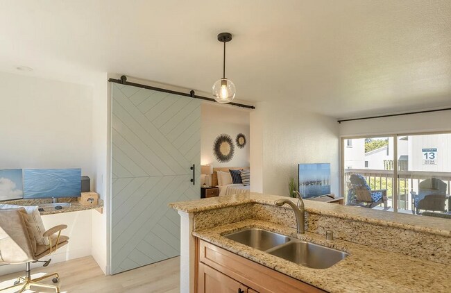 Building Photo - This fully furnished 1bedroom, 1bath was r...