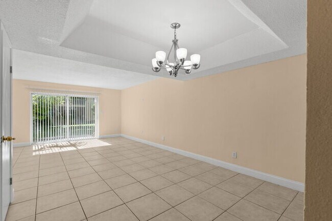 Building Photo - Town Home For Rent in Town 'n' Country!