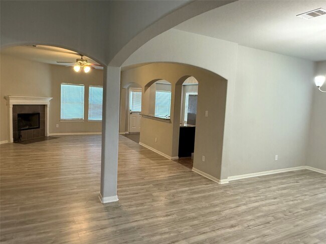 Building Photo - 306 Edgewater Park Dr