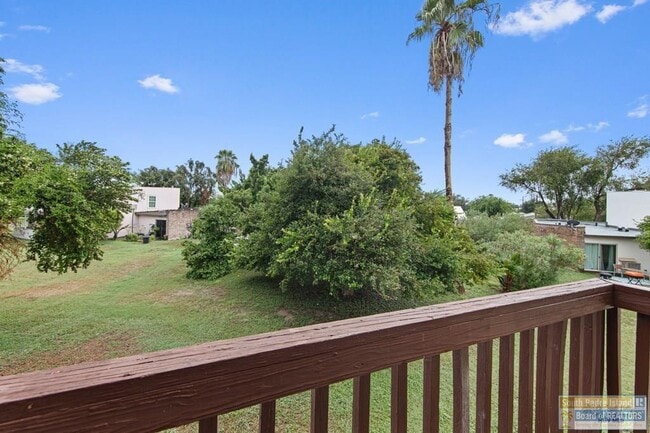 Building Photo - 805 Continental Dr