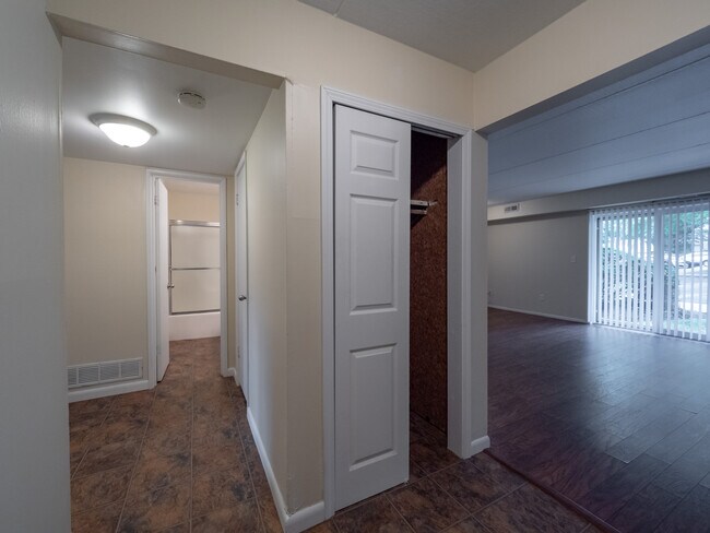 Building Photo - Regent Square