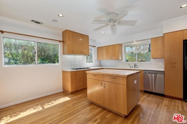 Building Photo - 921 24th St