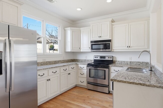 Building Photo - 374 Cherry St