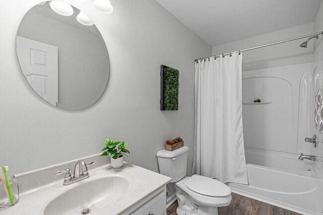 Building Photo - Stylish 2BR+Office (Optional 3rd Bedroom),...