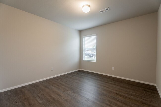 Building Photo - 3-bedroom 2 bath Duplex in Lincoln!! Newly Fenced Yard!