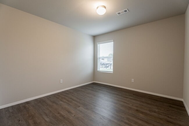 Building Photo - 3-bedroom 2 bath Duplex in Lincoln!! Newly...