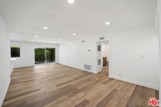 Building Photo - 733 Hayworth Ave