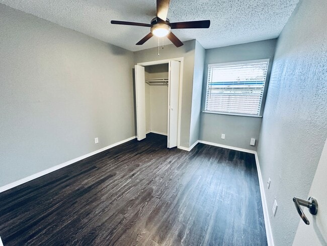 Building Photo - 5507 Rose Hill Cir