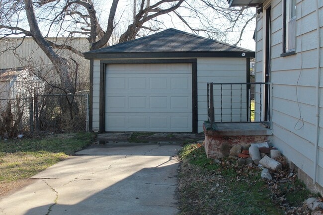 Building Photo - 3 or 4 bedrooms! Your Choice!