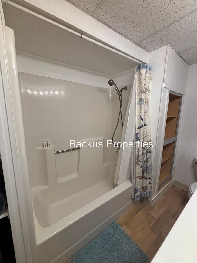 Building Photo - All utilities included in this 1 bedroom u...