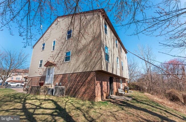 Building Photo - 13093 Blakeslee Dr