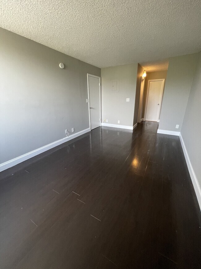 Building Photo - 2701 Riverside Dr