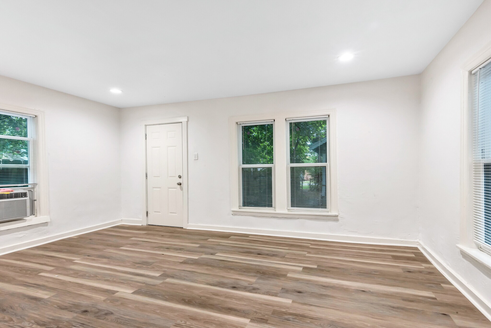 Building Photo - 425 E Sears St