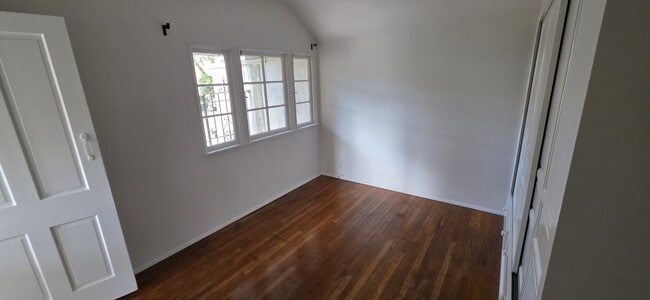 Building Photo - 8533 Rosewood Ave