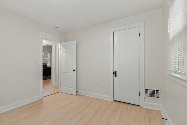 Building Photo - 397 Catherine St