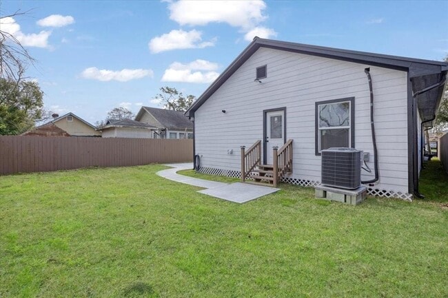 Building Photo - 6609 Avenue Q