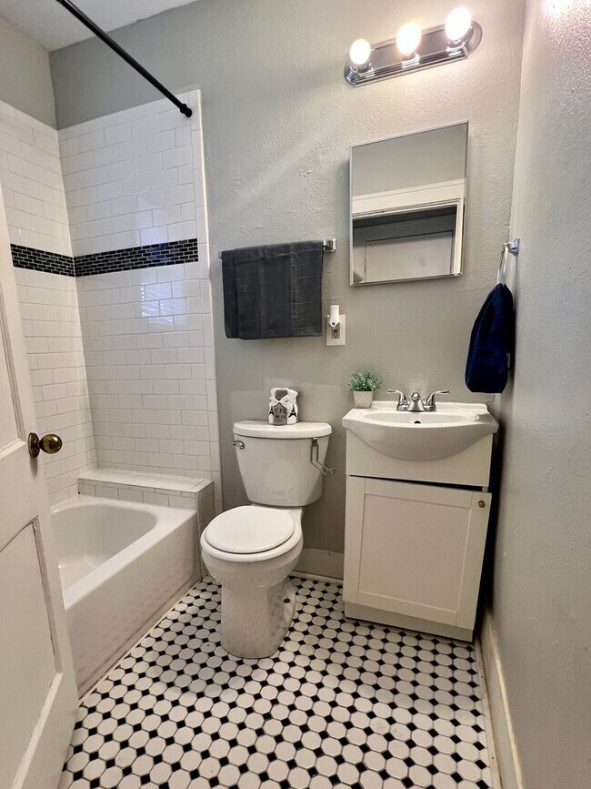 Building Photo - Updated DUPLEX- Minutes away from The Plaz...