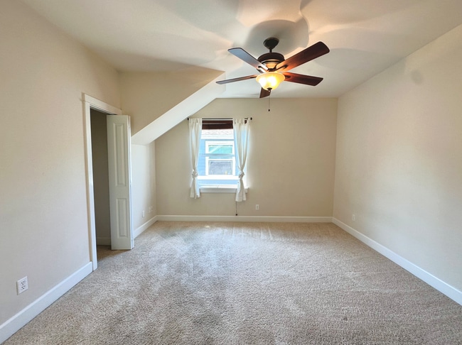 Building Photo - Spacious 3bed/3.5bath Townhome in West Sea...