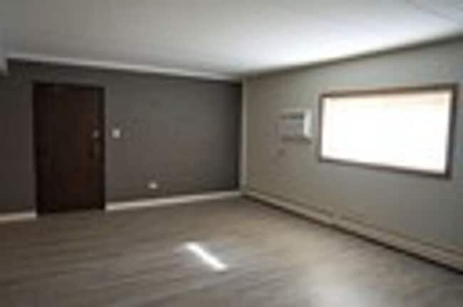 Building Photo - Newly Updated 2 bedroom 1.5 Bath Unit.