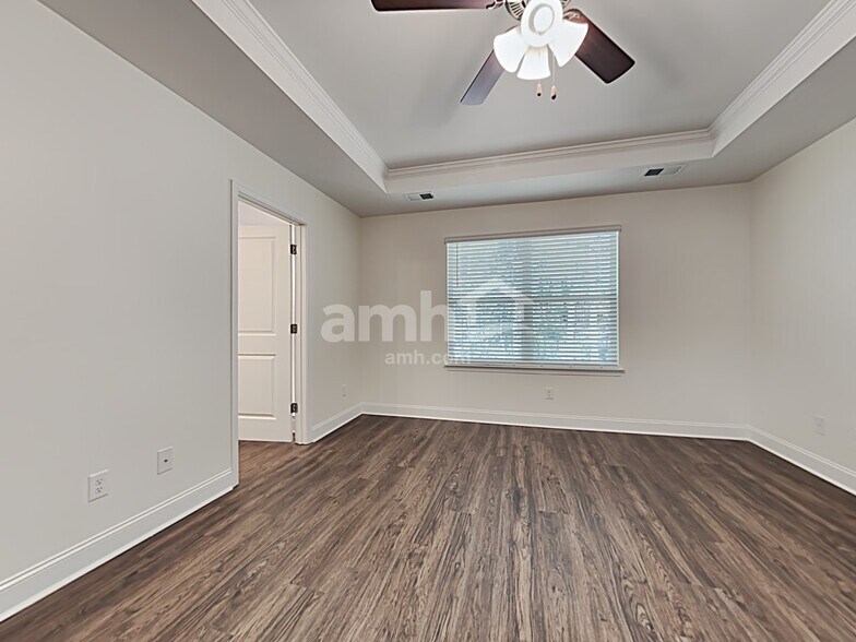 Building Photo - 606 W Lionel Rd