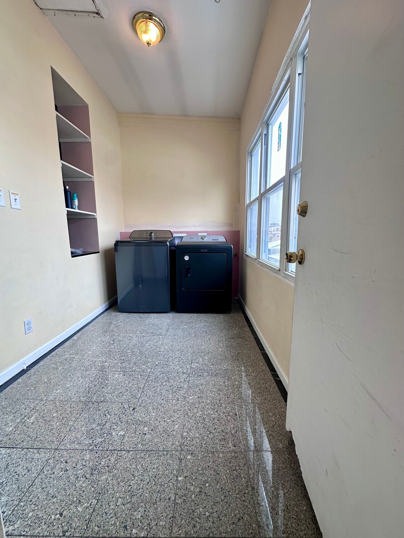 Laundry - 2442 N California Ave