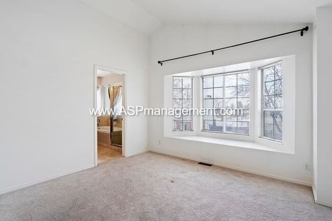 Building Photo - SANDY BEAUTIFUL 5 BED 3 BATH FAMILY HOME