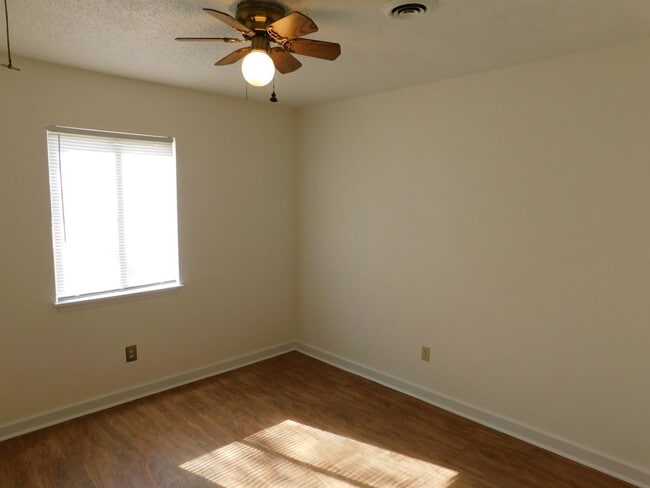 Building Photo - Affordable Gem!