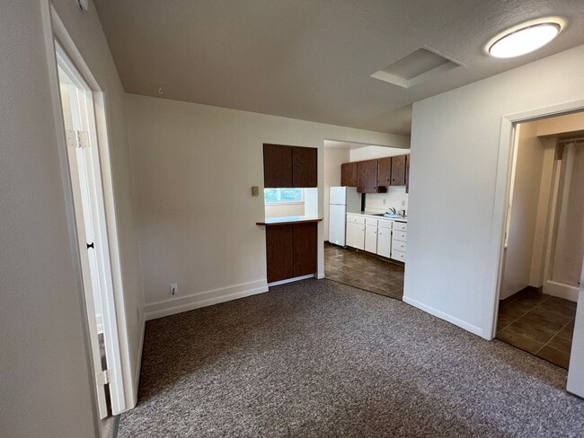 Building Photo - Cute cottage in Seal Rock!