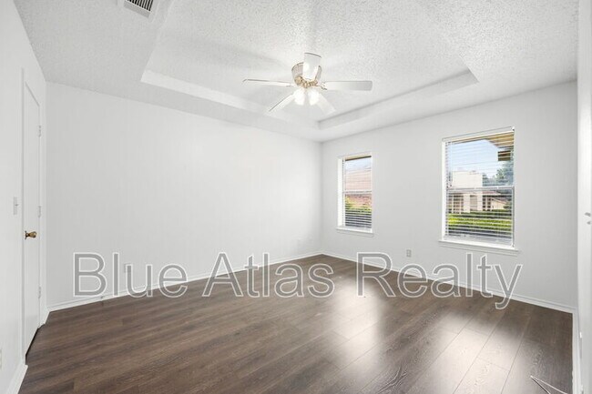 Building Photo - 916 Hilltop Dr